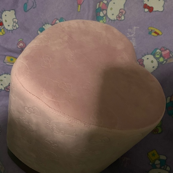 Hello Kitty Vanity stool - Picture 4 of 9
